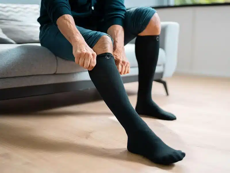 هل تساعد الجوارب الضاغطة في علاج دوالي الساقين؟